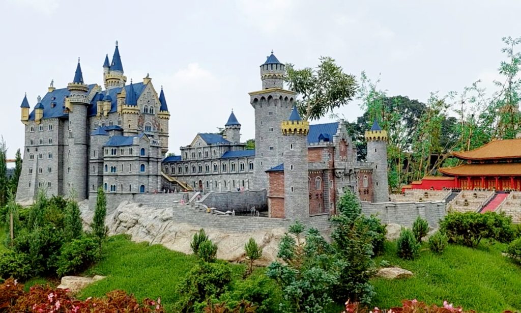 Mejelajah Dunia di Mini Mania Puncak