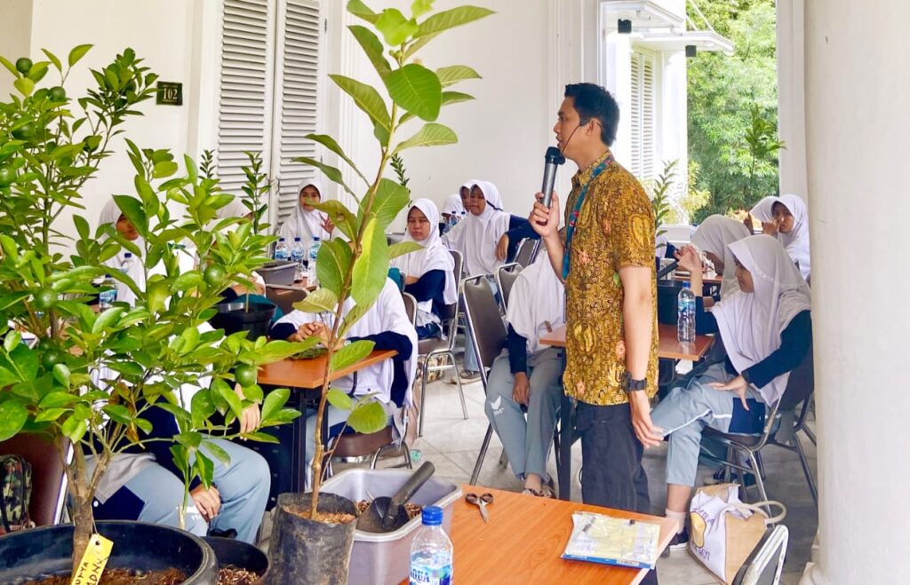 Siswa Siswi Sekolah Antusias Mengikuti Kelas Edukasi Tabulampot di Kebun Raya Bogor
