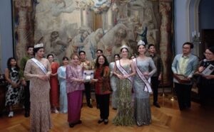 Songket dan Batik Indonesia Ngeslay di Italia, Karya Desainer Dian Natalia Assamady Emang Bukan Kaleng Kaleng