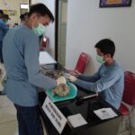 Petugas kesehatan saat melakukan pemeriksaan terhadap hewan peliharaan milik masyarakat. Foto: Dok Pemkab Bogor.