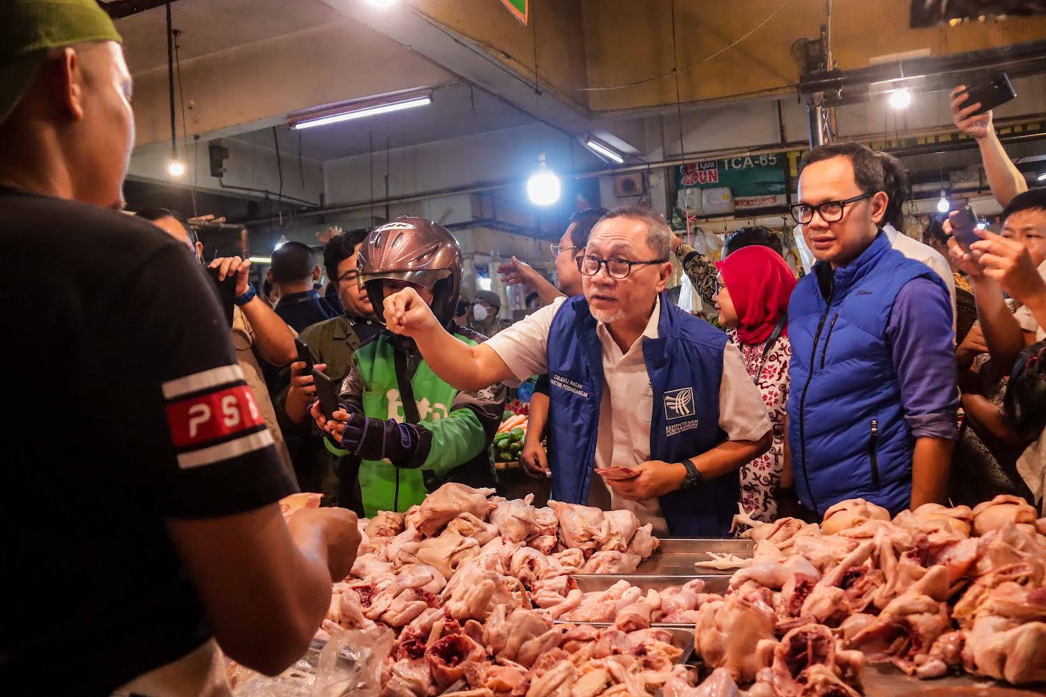 Menteri Perdagangan (Mendag) Zulkifli Hasan saat memantau harga dan ston bahan pokok di pasar tradisional. Foto: Pemkot Bogor
