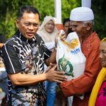 Pj Wali Kota Bogor, Hery Antasari saat memberikan bantuan beras untuk masyarakat. Foto: Pemkot Bogor