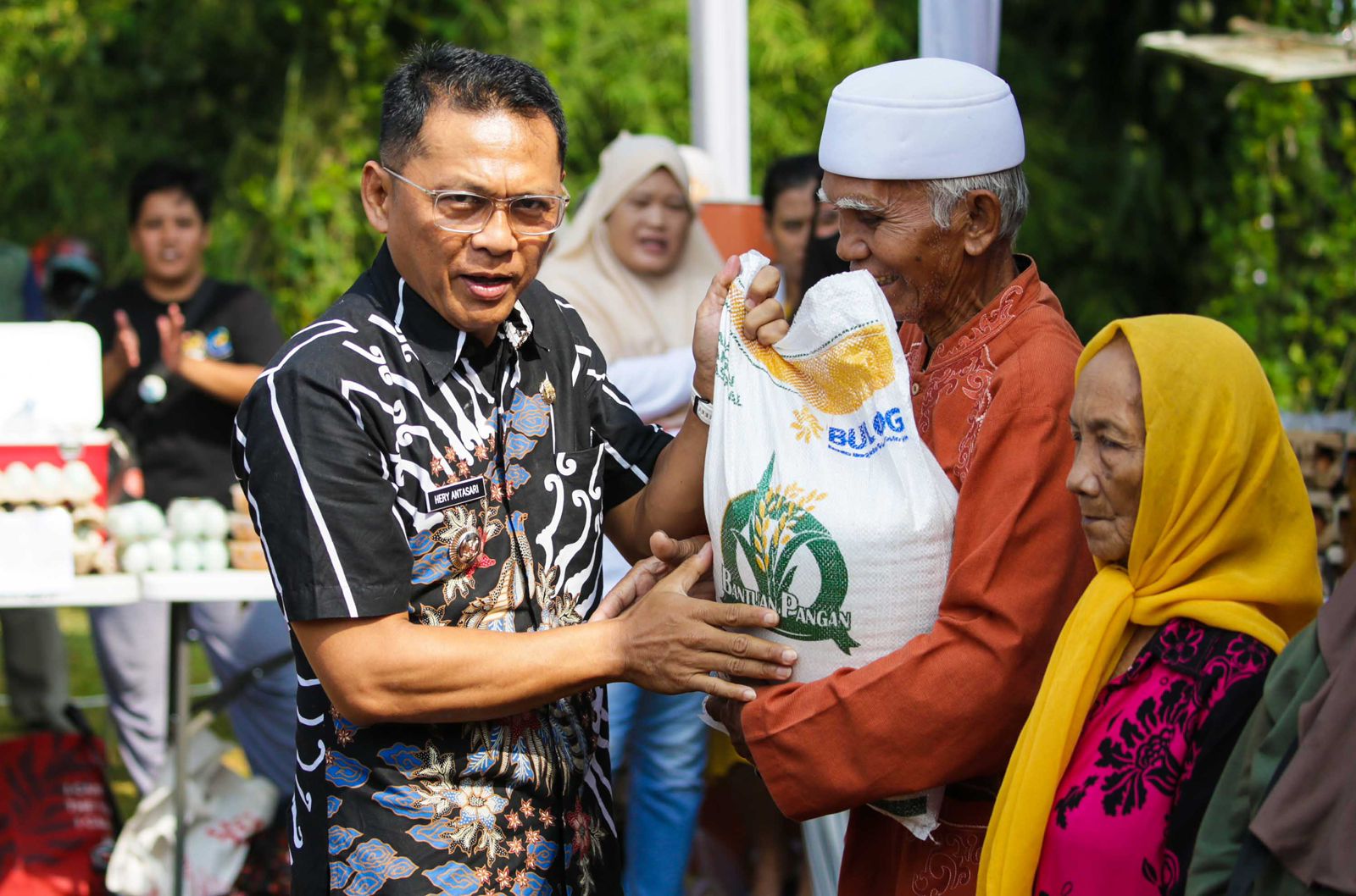 Pj Wali Kota Bogor, Hery Antasari saat memberikan bantuan beras untuk masyarakat. Foto: Pemkot Bogor