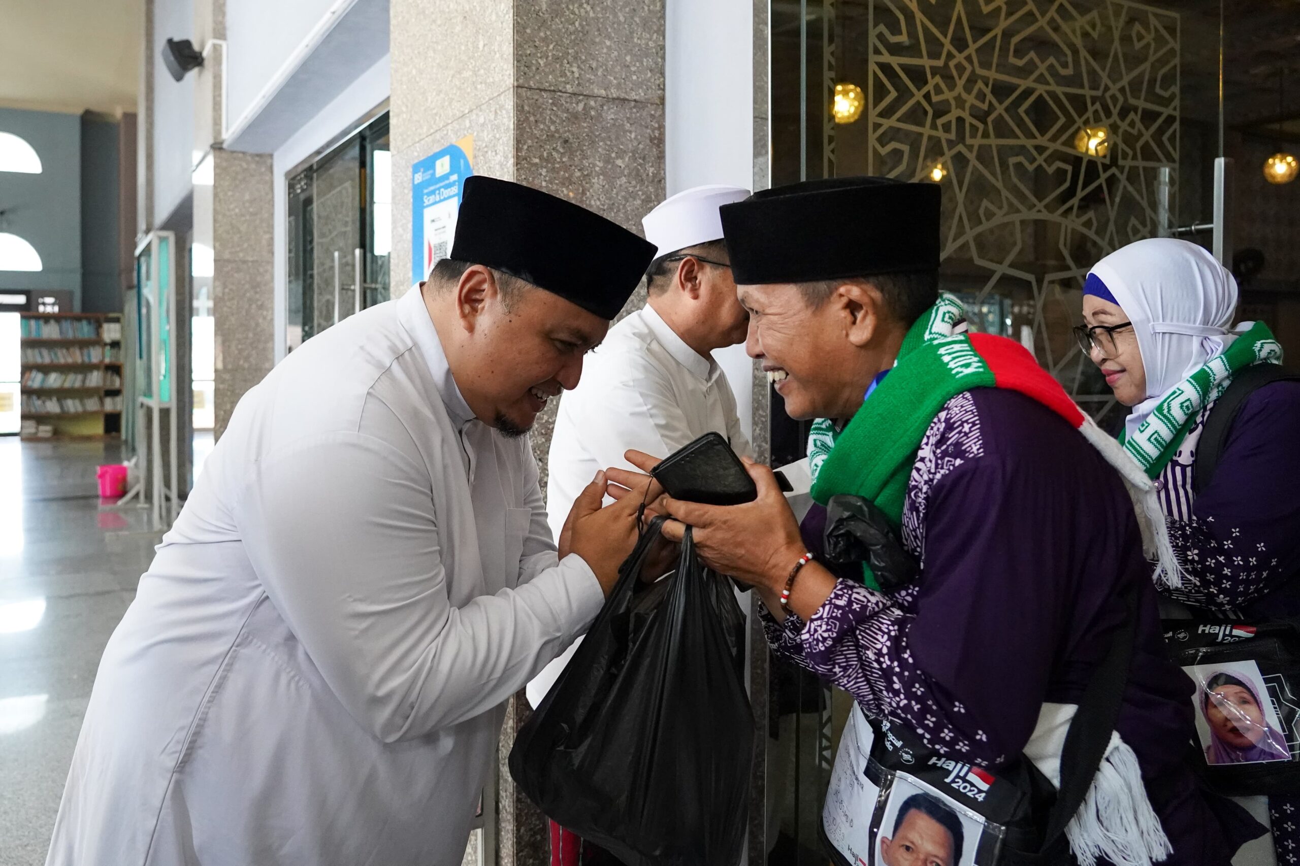 Ketua DPRD Kota Bogor Atang Trisnanto, saat mengantar keberangkatan jemaah calon haji. Foto: Humpropub DPRD Kota Bogor