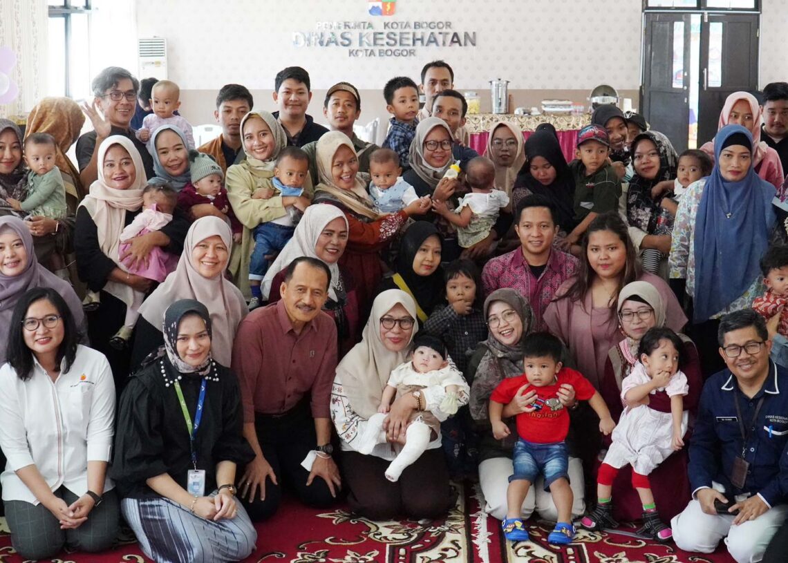 Sekda Kota Bogor Syarifah Sofiah berfoto bersama dengan orang tua dan anak penderita kaki pengkor. Foto: Pemkot Bogor