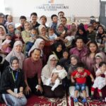Sekda Kota Bogor Syarifah Sofiah berfoto bersama dengan orang tua dan anak penderita kaki pengkor. Foto: Pemkot Bogor