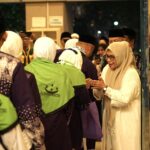 Sekda Kota Bogor Syarifah Sofiah saat melepas keberangkatan jemaah calon haji (calhaj) asal Kota Bogor. Foto: Pemkot Bogor