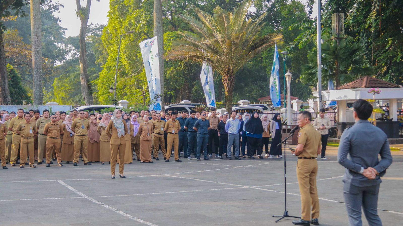 Penjabat (Pj) Wali Kota Bogor, Hery Antasari, saat memimpin apel pagi, di Halaman Balai Kota Bogor. Foto: Pemkot Bogor