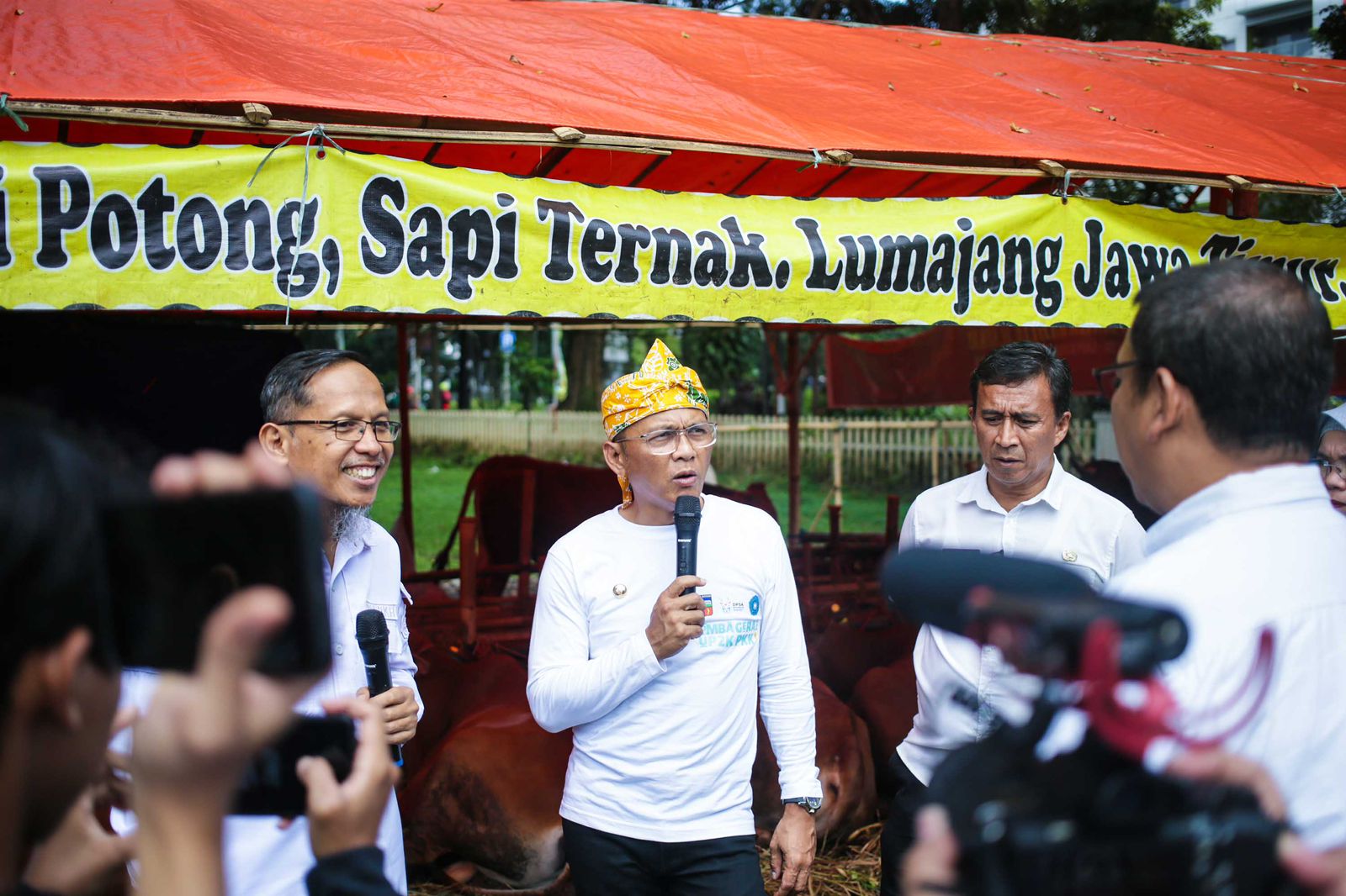 Pj Wali Kota Bogor, Hery Antasari saat meninjau Bursa Hewan Qurban (BHQ) di Lapangan Pusat Standardisasi Instrumen Peternakan dan Kesehatan Hewan (PSIPKH). Foto: Pemkot Bogor