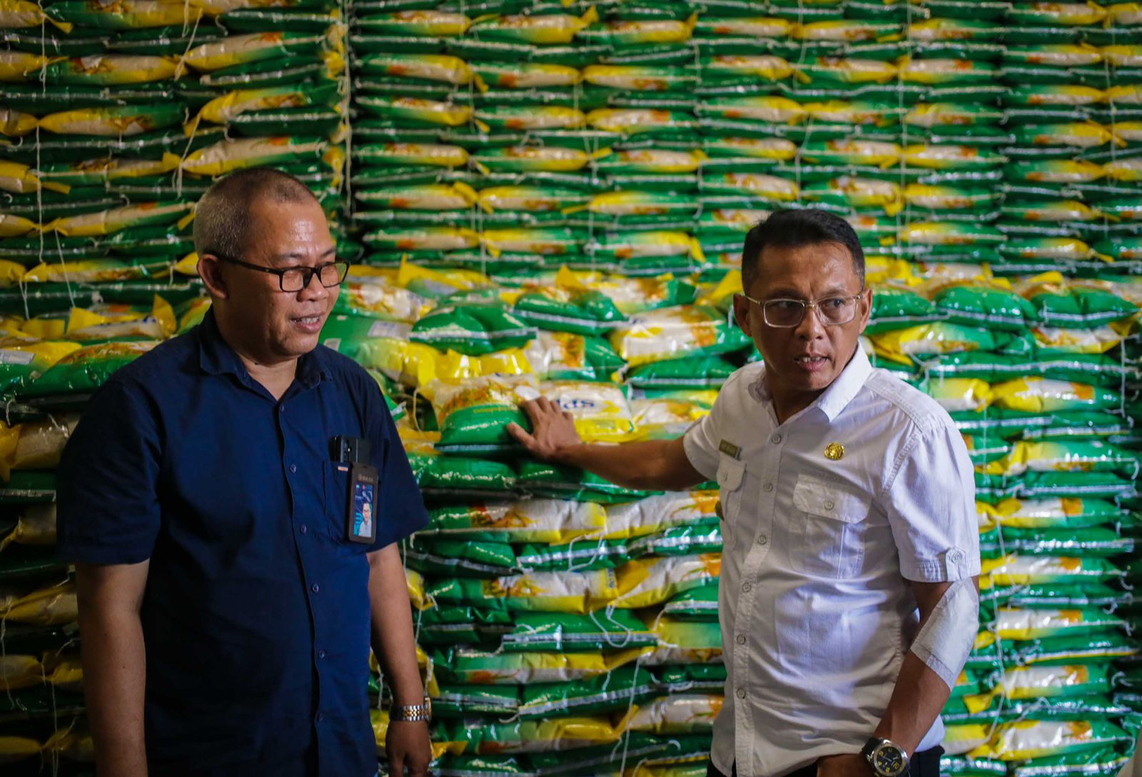 Pj Wali Kota Bogor, Hery Antasari saat menyambangi gudang Bulog Dramaga. Foto: Pemkot Bogor