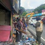 Petugas saat mendata para PKL di kawasan Puncak Kabupaten Bogor. Foto: Pemkab Bogor