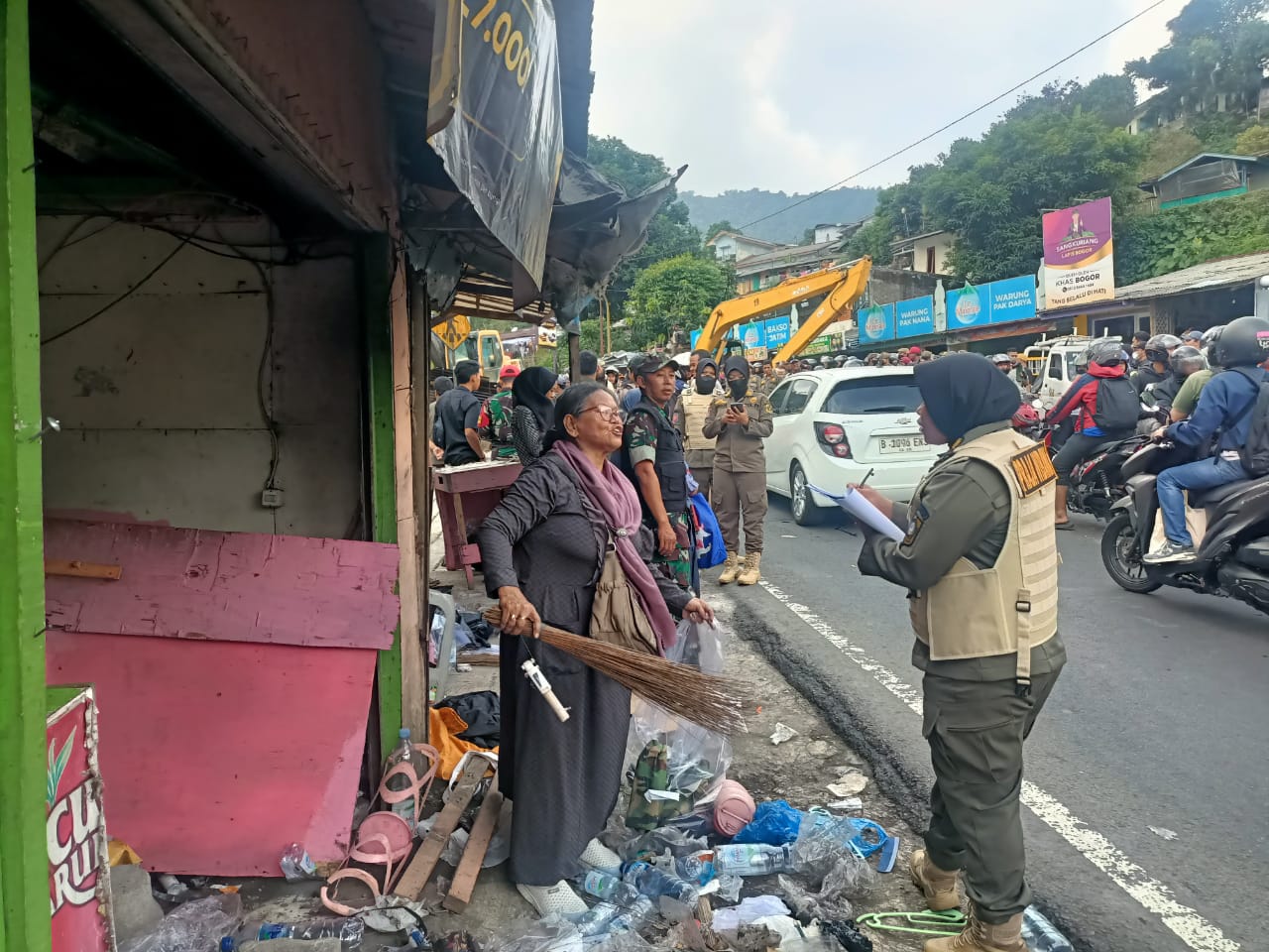 Petugas saat mendata para PKL di kawasan Puncak Kabupaten Bogor. Foto: Pemkab Bogor
