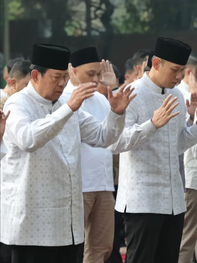 SBY dan AHY Kompak Pamer Koleksi Brand Milik Annisa Pohan Saat Salat Iduladha