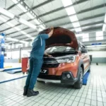 Seorang mekanik saat memeriksa kondisi kesehatan mobil. Foto: Suzuki Indonesia