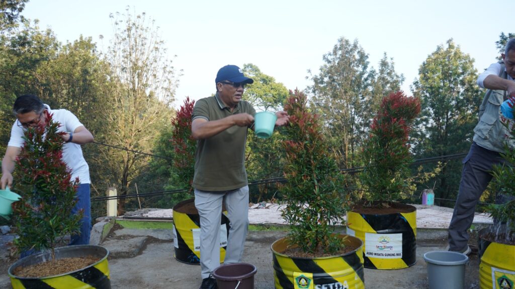 Demi Mencegah Hal Ini, Pemkab Bogor Tanami Ribuan Pohon di Bekas Lahan PKL Puncak