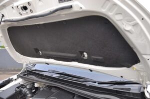 Ditekan Atau Dibanting? Begini Cara Menutup Kap Mesin Mobil yang Benar