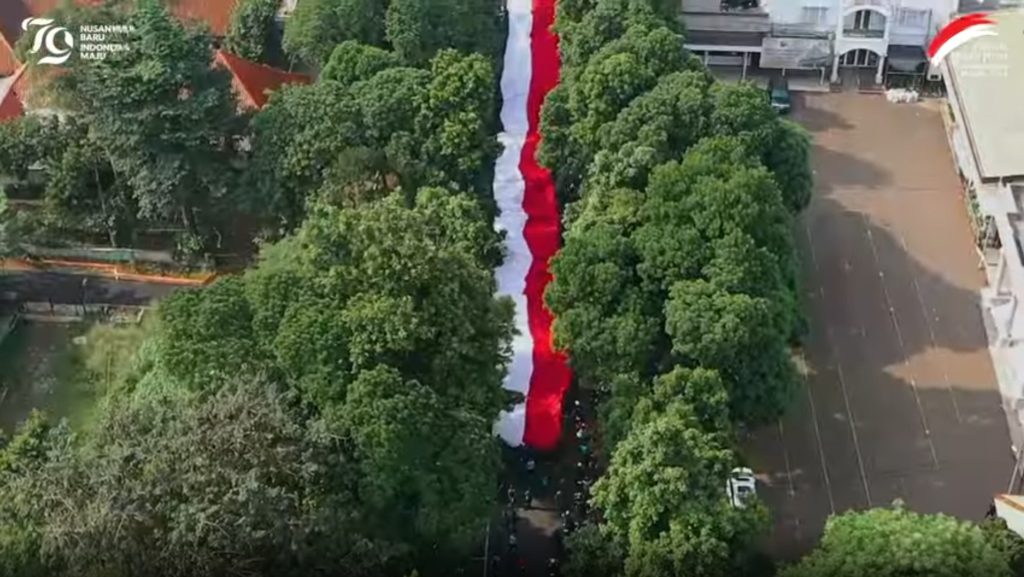 Pertama ! Dua Kain Merah Putih 200 Meter Diarak Peserta FMP