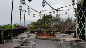 Rekomendasi Cafe Rooftop di Bogor, Pemandangannya Syahdu Banget