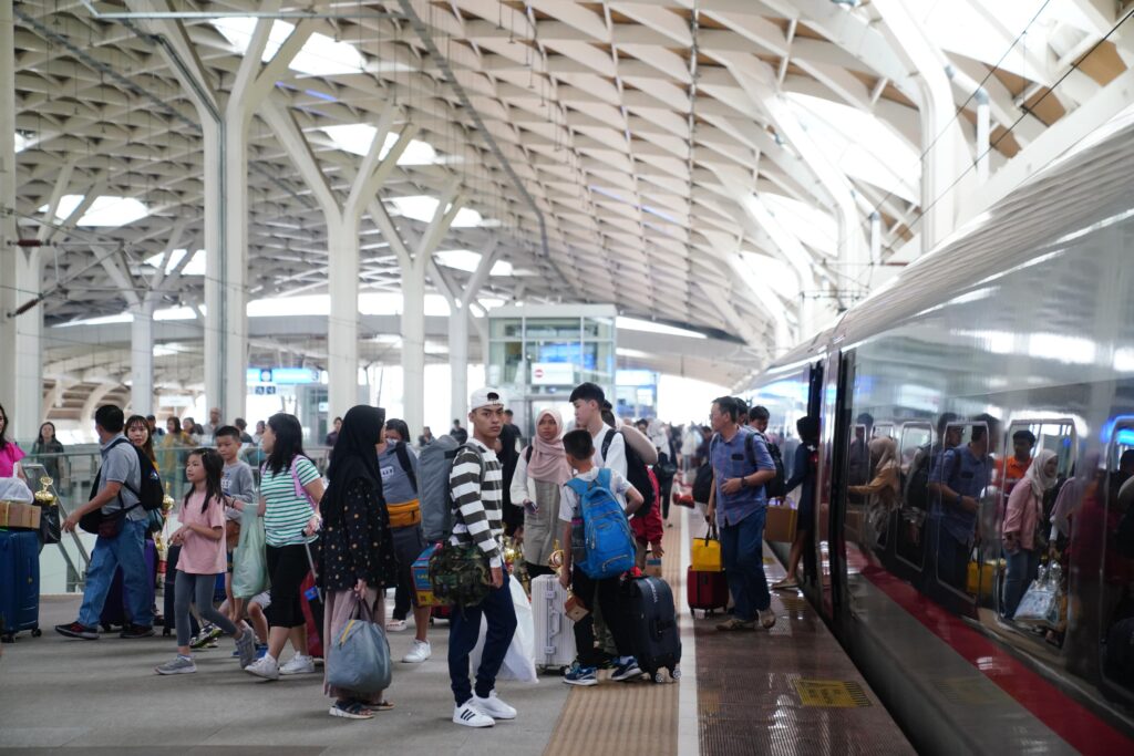 Bukan Manggarai atau Stasiun Bogor, Inilah Stasiun Kereta Api Paling Sibuk di Indonesia