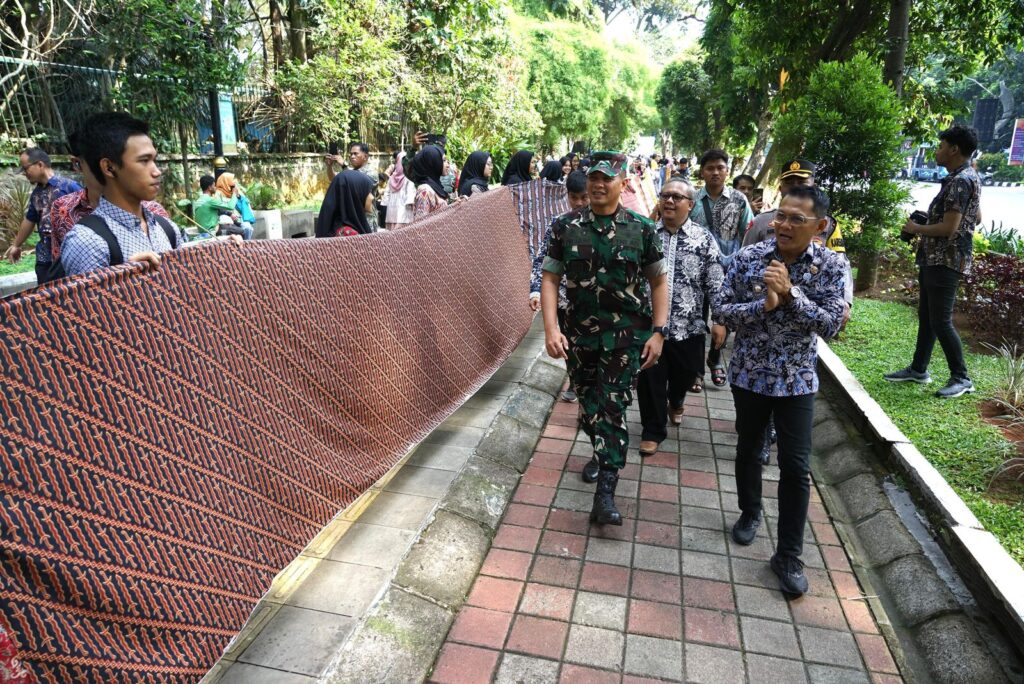 Sambut Hari Batik Nasional, Pemkot Bogor Bentangkan Kain Batik Sepanjang 4,1 KM