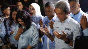 Klaim Unggul di Quick Count Paslon Dedie-Jenal Sujud Syukur