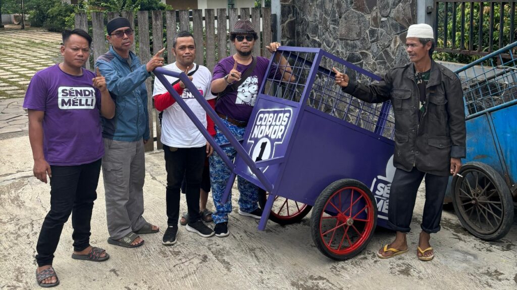 Respon Permintaan Warga, Sendi -Melli Beri Bantuan Gerobak Sampah