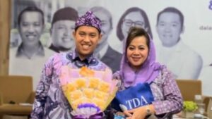 Pakai Totopong Ungu, Pasangan Sendi-Melli Sampaikan Visi dan Misi di Acara Diskusi Komunitas TDA