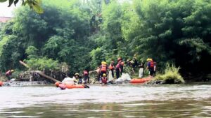 PT Praisindo Teknologi Gelar Aksi Bersih-Bersih Sungai Ciliwung dan Tebar Benih Ikan