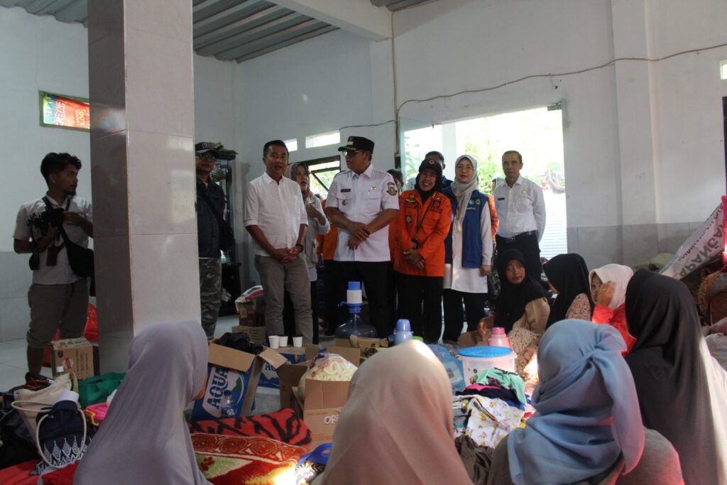 Pj Gubernur Jawa Barat Temui Warga Terdampak Bencana di Sukabumi
