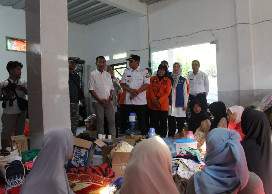 Pj Gubernur Jawa Barat Temui Warga Terdampak Bencana di Sukabumi