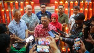 Sepulang Umrah Pj Wali Kota Bogor Sempatkan Hariri Tradisi Menyalakan Lilin Besar di Vihara Dhanagun