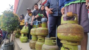 Warga Cilendek Rela Antri  Demi Mendapatkan Gas Melon