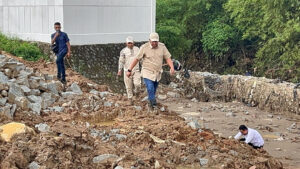 Telusuri Penyebab Banjir, Rudy Susmanto Susuri Sungai Cijayanti