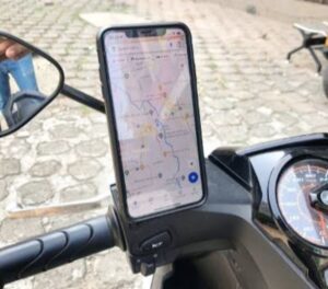 Phone Holder di Motor: Praktis, Tapi Bisa Bikin Kamera HP Rusak?