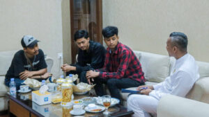 Terjaring Razia, Tiga Pengamen Jadi Petugas Kebersihan Alun-Alun