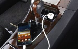 Ngecas HP di Mobil Listrik Bikin Baterai Boros? Ini Faktanya!