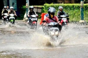 Biar Nggak Jadi Korban Aquaplaning, Ini Tips Aman Berkendara Motor di Musim Hujan!