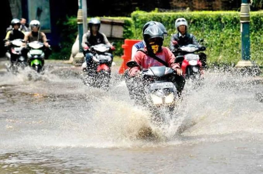 Biar Nggak Jadi Korban Aquaplaning, Ini Tips Aman Berkendara Motor di Musim Hujan!