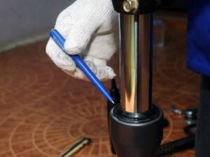 Awas! Ini Bahaya Jarang Ganti Oli Shock Motor, Jangan Disepelekan!