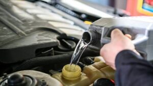 Gampang Banget! Ini Cara Aman Isi Air Radiator Mobil dan Tips Biar Mobil Nggak Cepet Panas