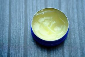 Bukan Cuma untuk Bibir Kering, Ini 7 Manfaat Petroleum Jelly yang Jarang Orang Tahu!