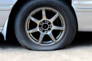 Ganti Ban Cuma Satu? Ini 8 Risiko Serius yang Nggak Boleh Diabaikan!