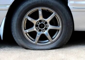 Ban Mobil Pecah di Jalan? Ini 5 Langkah Simpel yang Wajib Kamu Lakukan Biar Tetap Aman