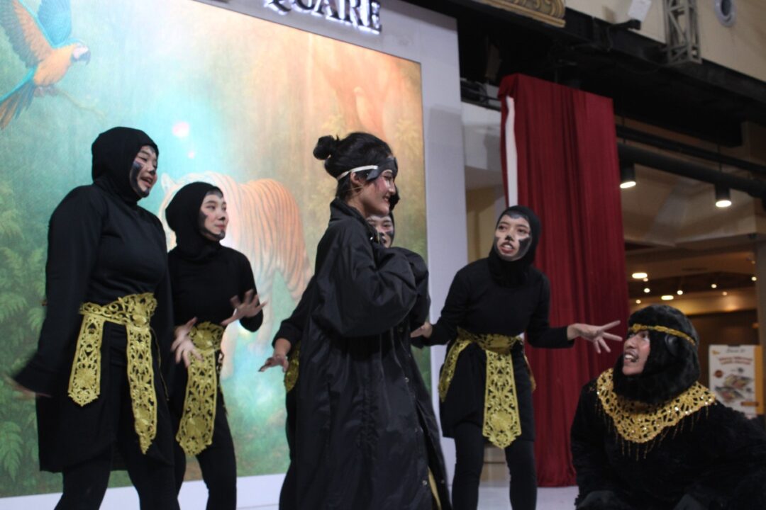 Sanggar Teater RAS Memukau Pengunjung Botani Square dengan Pertunjukan Lutung Kasarung