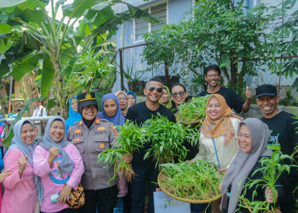 Jenal Mutaqin Ajak Warga Hijaukan Bantaran Sungai Cisadane: Cegah Longsor, Tanam Pohon Buah