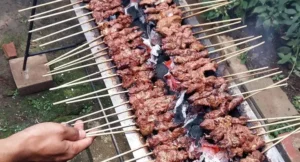 Kebanyakan Makan Daging Kurban Jadi Sulit BAB? Ini Solusinya