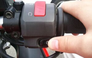 Motor Tetap Susah Distarter Meski Aki Baru? Ini 8 Biang Kerok yang Wajib Kamu Cek!