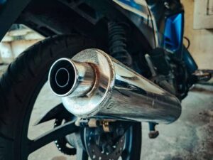 8 Penyebab Knalpot Motor Bau Menyengat, Jangan Anggap Sepele!