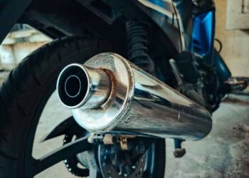 8 Penyebab Knalpot Motor Bau Menyengat, Jangan Anggap Sepele!
