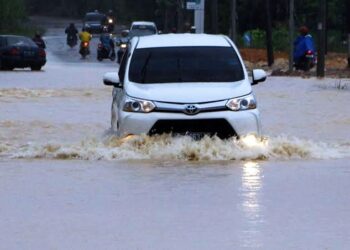 Jangan Asal Terobos Banjir, Ini Batas Aman Mobil Biar Nggak Nyesel di Jalan